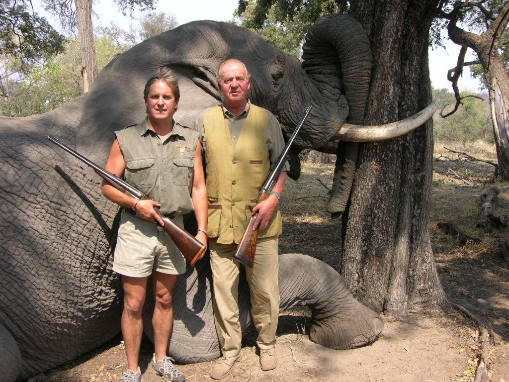 Rey Juan Carlos junto a elefante abatido