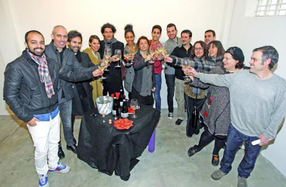 Parte del equipo de Animal Empathy Project brindando durante su presentación