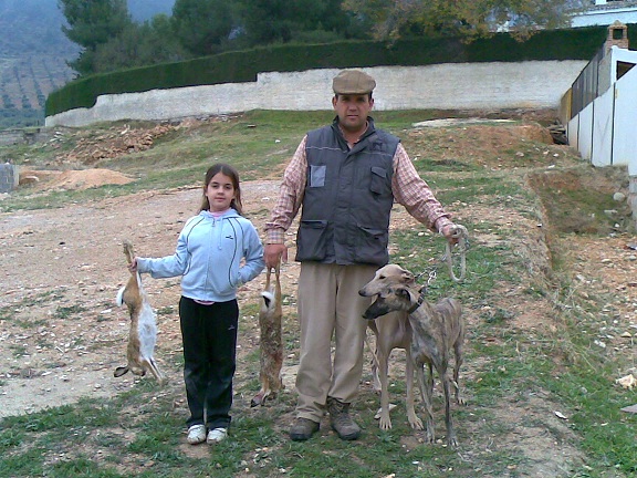 Foto de la web de "Hermanos Aguilera" criadores de galgos. En la imagen se muestra claramente que la caza (como el especismo) es una cuestión cultural y educacional.