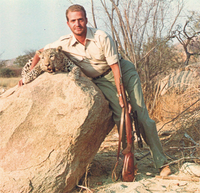 Visita de Juan Carlos a Angola, inmersa en un conflicto armado, a finales de 1960. Posó con uno de sus trofeos para inmortalizar la jornada.